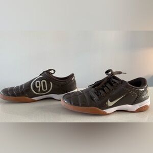 Nike Total 90’s IC indoors in Dark Brown